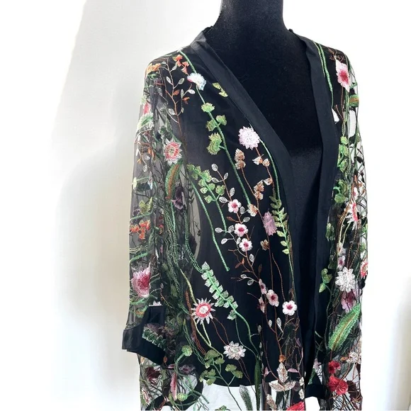 Kimono, botanical embroidery, beautiful detail. One size, new with tag. - Picture 5 of 12